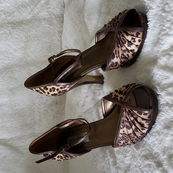 Steve Madden Shoes - Steve Madden shoes in a size 9. Leopard print 4 inch heels.